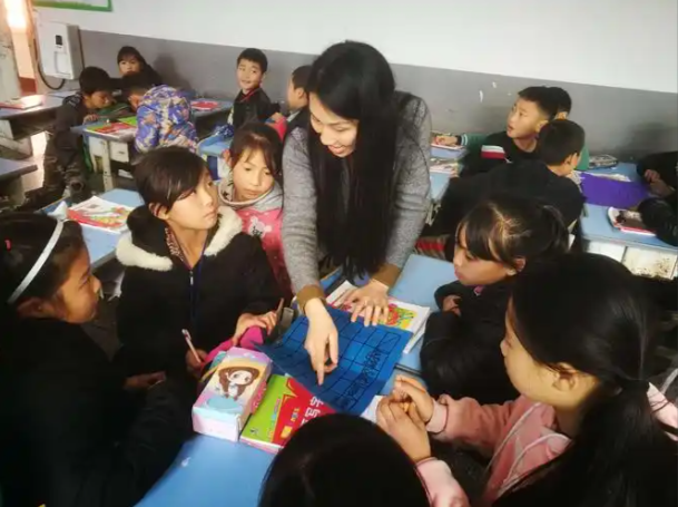 到校与留守儿童交流校园教师接力关怀用爱心填补空缺